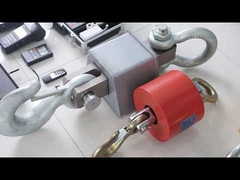 Escala de grúa colgada en la sala de muestras